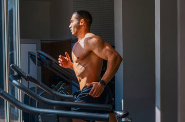 Coureur maintenant une cadence optimale sur un tapis de course avec une bonne posture