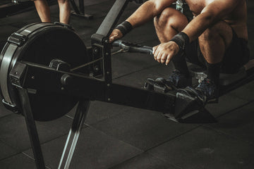 Personne effectuant un entraînement intensif sur un rameur magnétique Wenoker à la maison, avec une technique adaptée pour brûler un maximum de calories.
