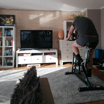 Femme profitant d'un entraînement de cyclisme d'intérieur à faible impact sur son vélo d'appartement Wenoker