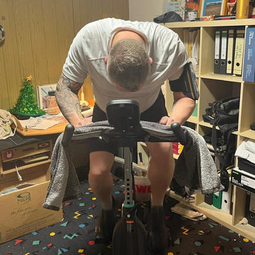 Personne évacuant le stress du travail et savourant un sentiment de liberté sur un vélo d'appartement Wenoker