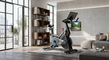 Un vélo connecté magnétique Wenoker JC318, abordable à moins de 300 $, avec un iPad monté sur la console affichant un parcours cycliste virtuel